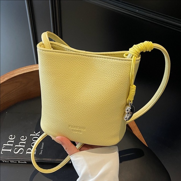 Bolsa de balde de moda de litchi para mujeres 2025 nuevo estilo de color sólido simple bolso de hombro mochila casual