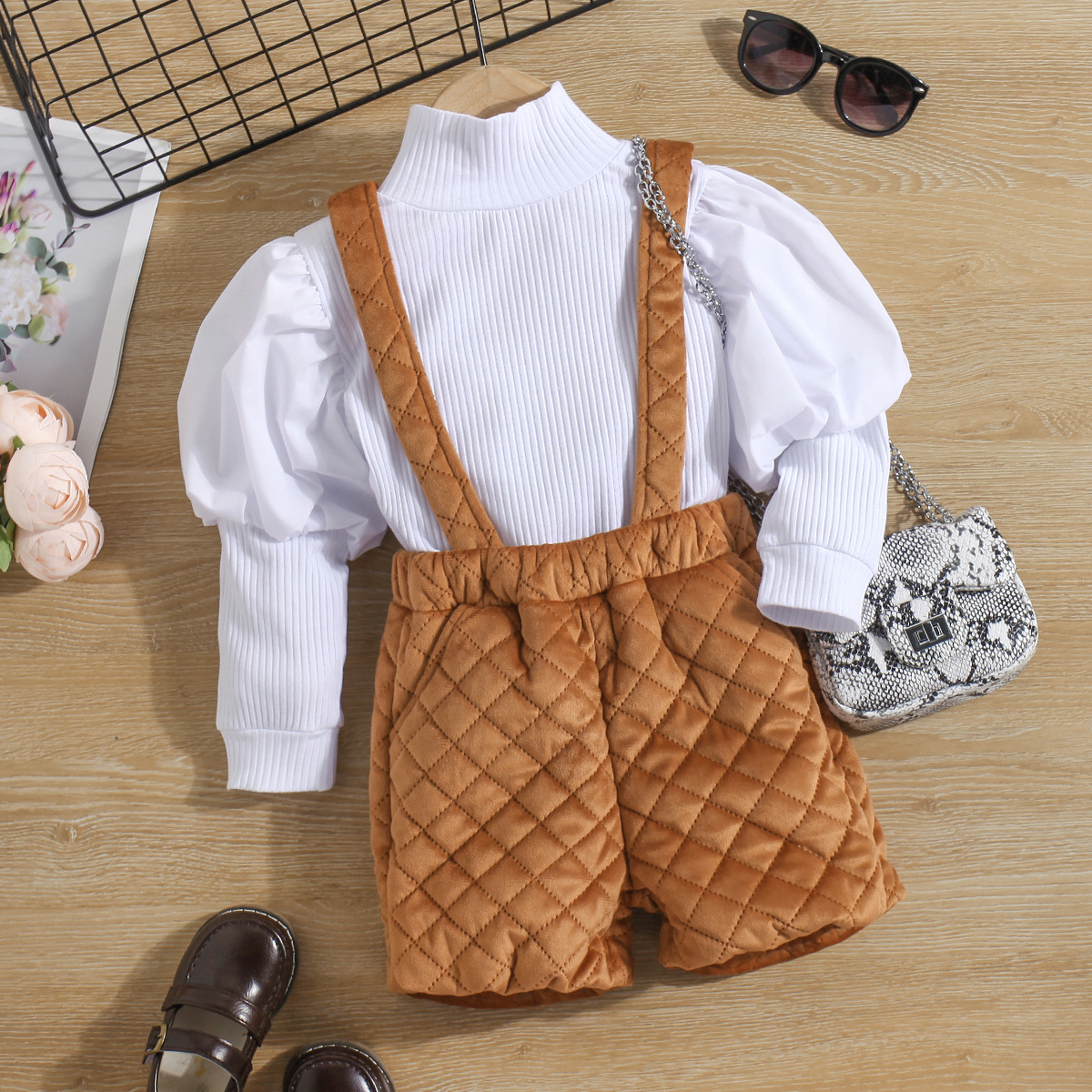 Autunno 2024 Nuovo abbigliamento per bambini Ragazze Maniche lunghe Maglia a strisce con bretelle + Pantaloncini con cinturino a griglia Set due pezzi_voghion.com