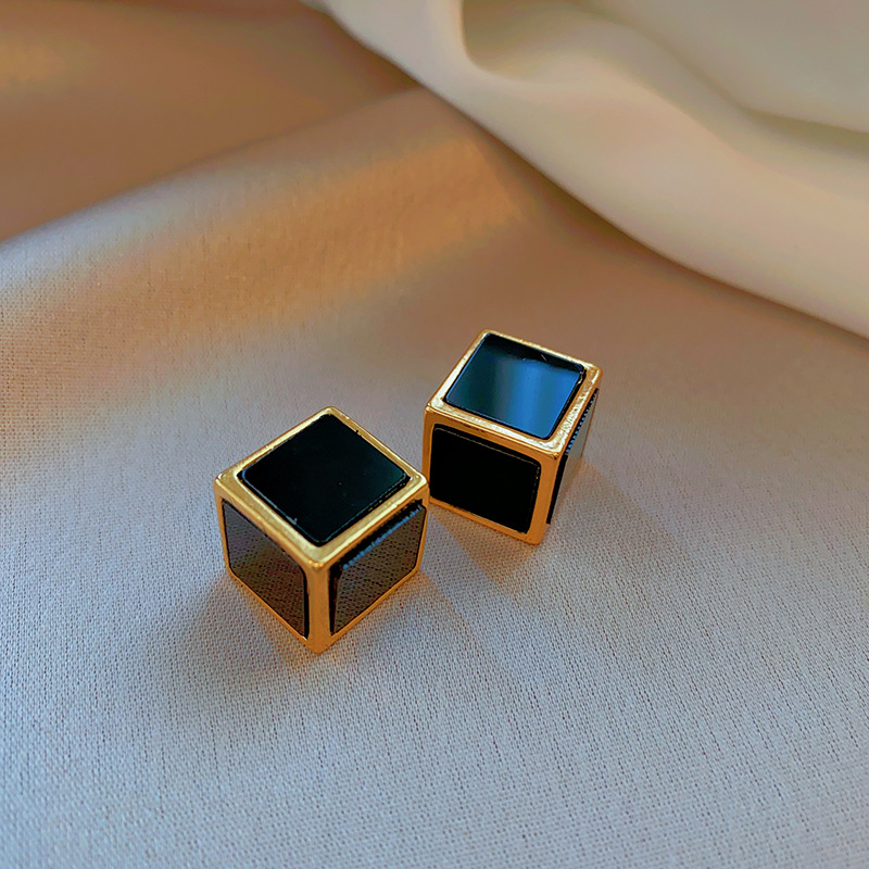 Pendientes geométricos con pliegues irregulares con cuentas de vidrio con aguja de plata Pendientes de alta calidad de temperamento negro Pendientes ligeros de lujo