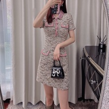 2023早春灰撞红粉混毛呢名媛气质修身娃娃领连衣裙小香风经典女装