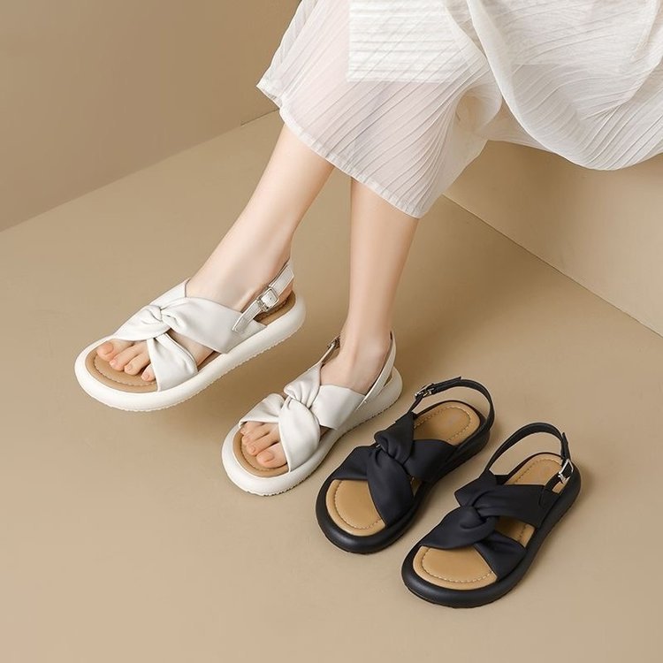 Explosiones de zapatillas de fondo grueso para mujeres de verano 2026 nuevo estilo de moda de moda cruzada temperamento de fondo grueso zapatillas de playa para mujeres