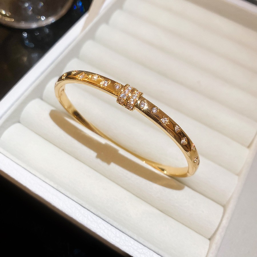 Pulsera Abierta con Letras Incrustadas de Diamantes y Baño de Oro Real, Pulsera Versátil de Nicho, Nuevo Modelo 2026, Joyería de Lujo Ligero de Alta Gama para Mujer