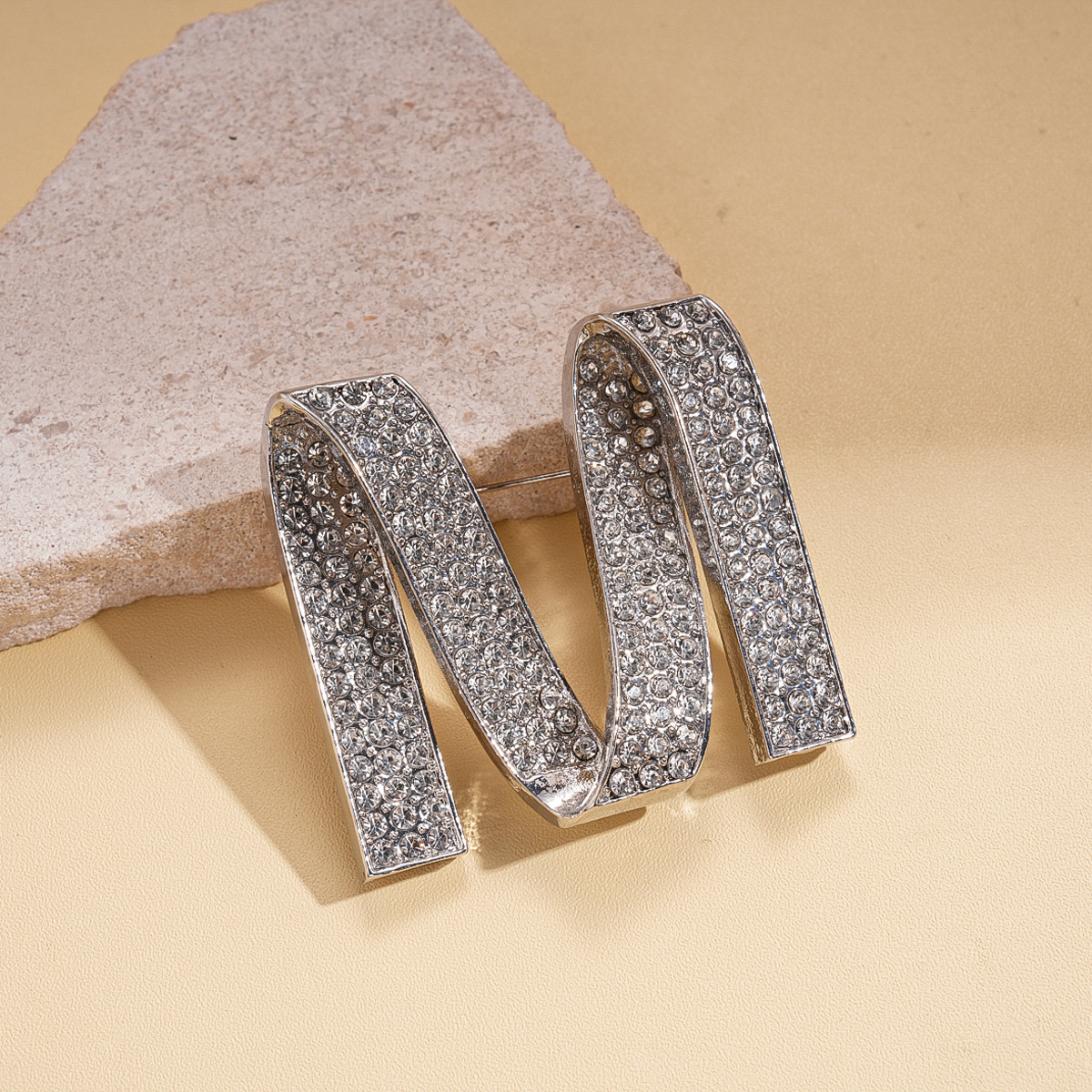 Europa y los Estados Unidos lujosos diamantes distorsionados letras M broche de moda minimalista personalidad transfronteriza alta sensación de accesorios de traje para mujeres
