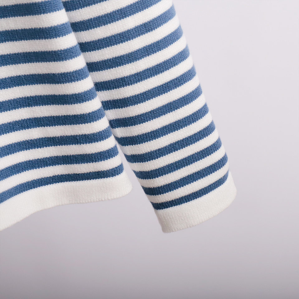 Áo len nữ sọc ngang cổ tròn tay dài dệt kim phối màu — Màu nâu, mơ, quần kaki chi tiết 13