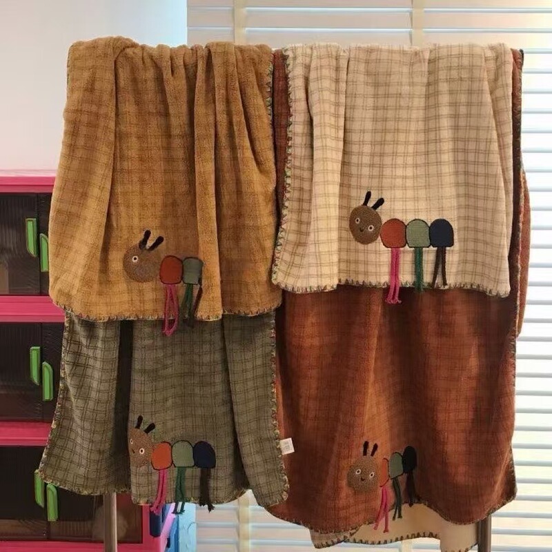 Retro Ant-Patterned Bath Towel with High Aesthetic Appeal, Quick-Drying, Household Bath Towel with 3D Pattern, Coral Fleece Absorbent Bath Towel Retro Ant-Patterned Bath Towel with High Aesthetic Appeal, Quick-Drying, Household Bath Towel with 3D Pattern, Coral Fleece Absorbent Bath Towel