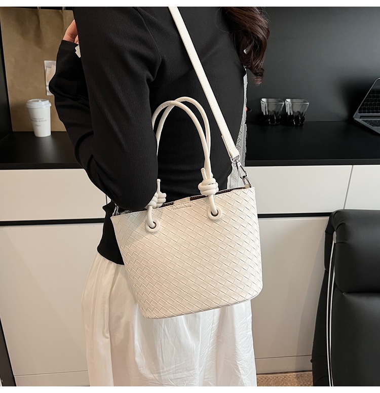A simple and elegant bucket bag for women, a Korean-style single-shoulder bag for commuting to work in 2025, a new trendy and fashionable crossbody bag undefined