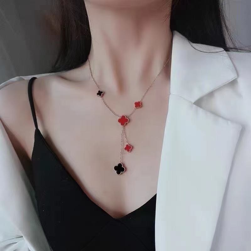 다섯 꽃 술 목걸이 (검은 색과 빨간색)