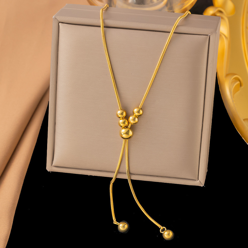[collar de acero de titanio dorado + acero] collar de amor de nicho con cadena de clavícula avanzada en la moda de lujo ligero femenino