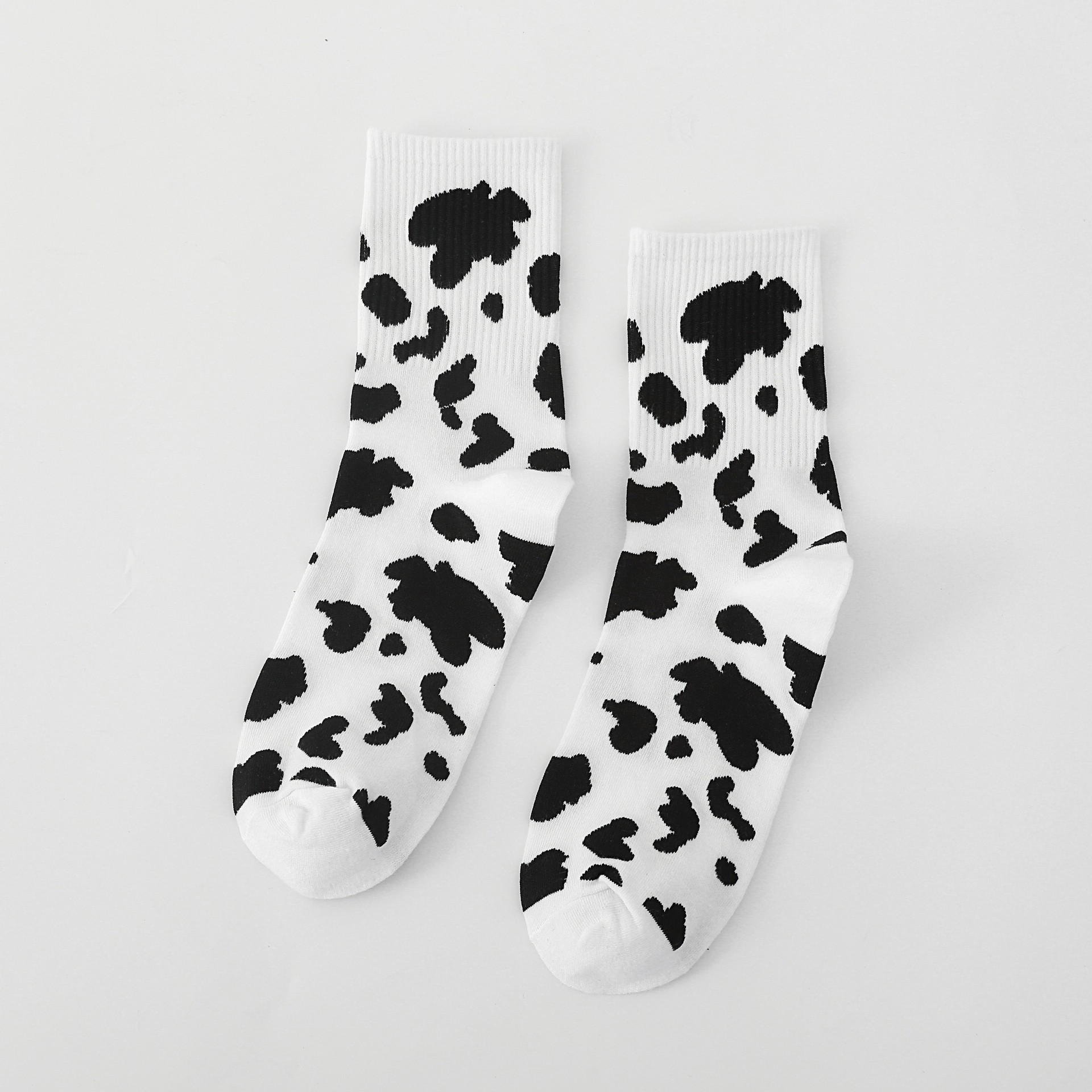 Four Seasons Nuevo tubo de tubo medio, vacas con manchas, calcetines de moda ins, absorbentes de sudor, lindos calcetines de mujer a rayas de color sólido japonés, al por mayor