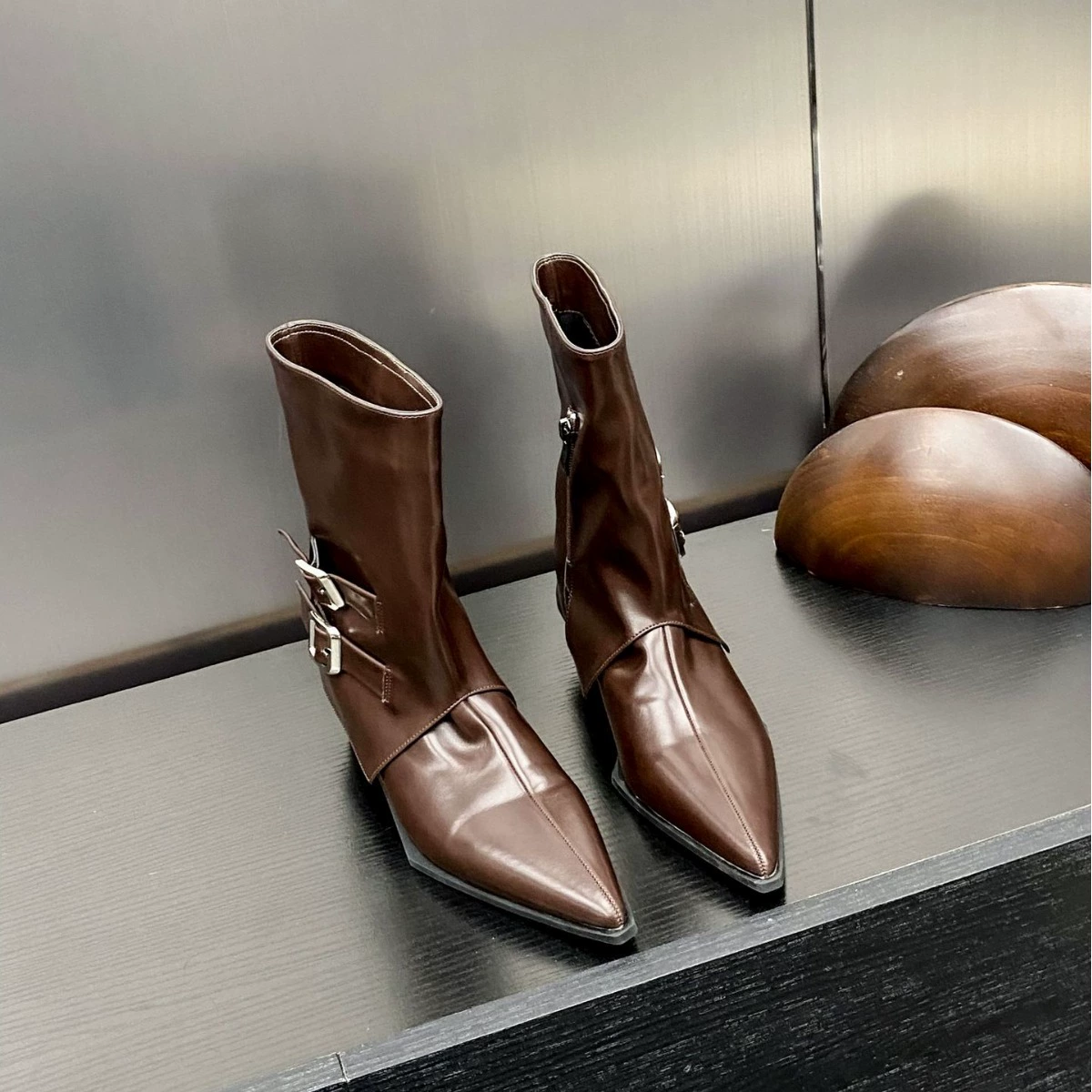 Низкие челси-ботинки (Martens), заостренный носок, пряжки и боковая молния, женские