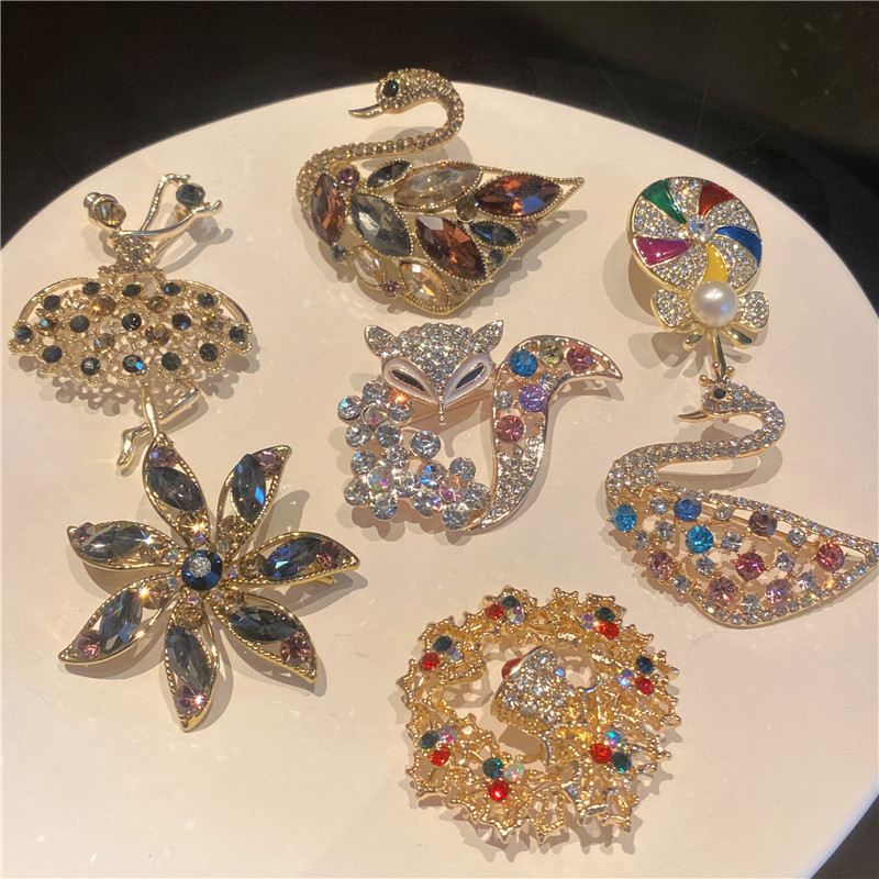 Brooch High-end Women's Wholesale Accessories Fixed Clothes Cute Japanese Buckle Luxury Cardigan Pin Temperament Sweater Suit