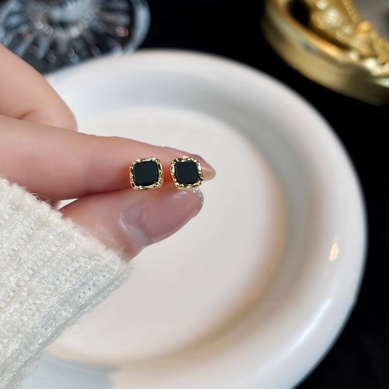 Pendientes transfronterizos, pendientes de metal de alta calidad, pendientes de 2025 nuevos pernos de moda, temperamento ligero y lujoso, pendientes de atmósfera