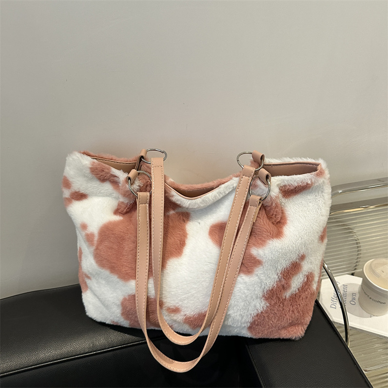 Bolso de lana de gran capacidad personalizado popular este año otoño e invierno 2024 nueva versión coreana de moda popular de un solo hombro bolso especial de este año