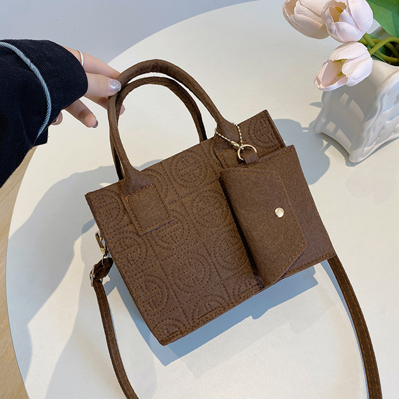 Nuevo este año popular en relieve de dos piezas bolsa de mensajero de moda Estilo occidental fresco bolso de color sólido 2023 Otoño e Invierno