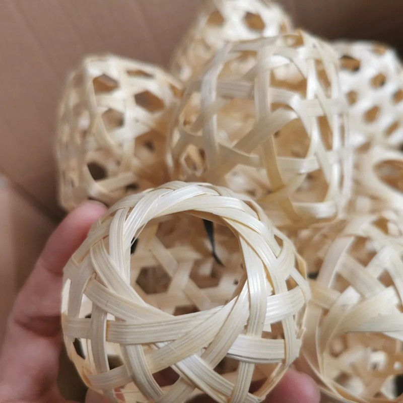 広西の大量の手作りの竹は提灯の小さい提灯の材料を編みます。|undefined