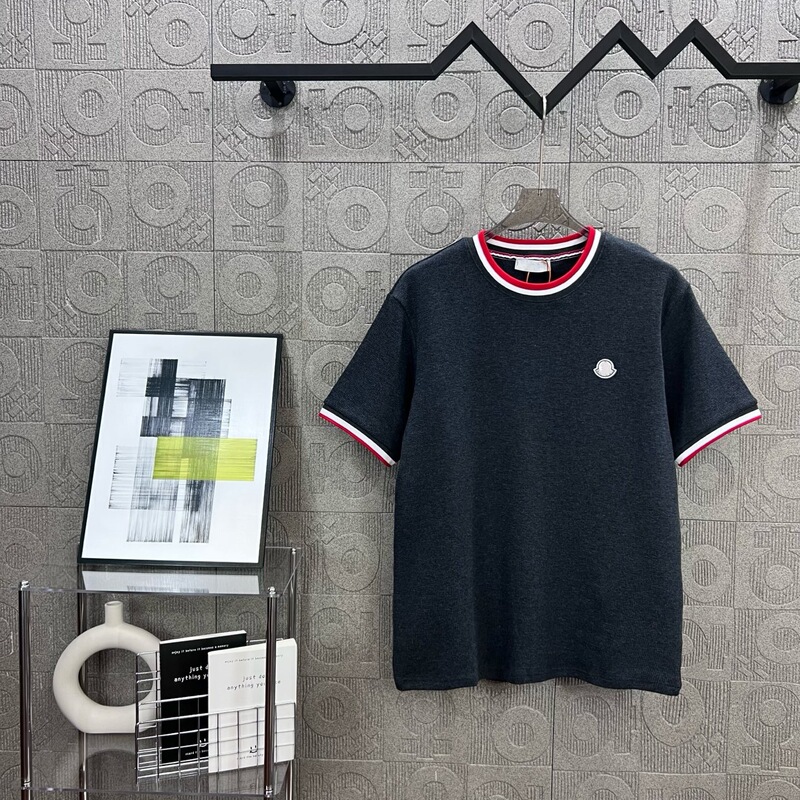 Spring/Summer new arrivals in stock: M brand short-sleeve T-shirt with embroidered logo on the front, Paris Pla men's clothing, Roewe Spring/Summer new arrivals in stock: M brand short-sleeve T-shirt with embroidered logo on the front, Paris Pla men's clothing, Roewe