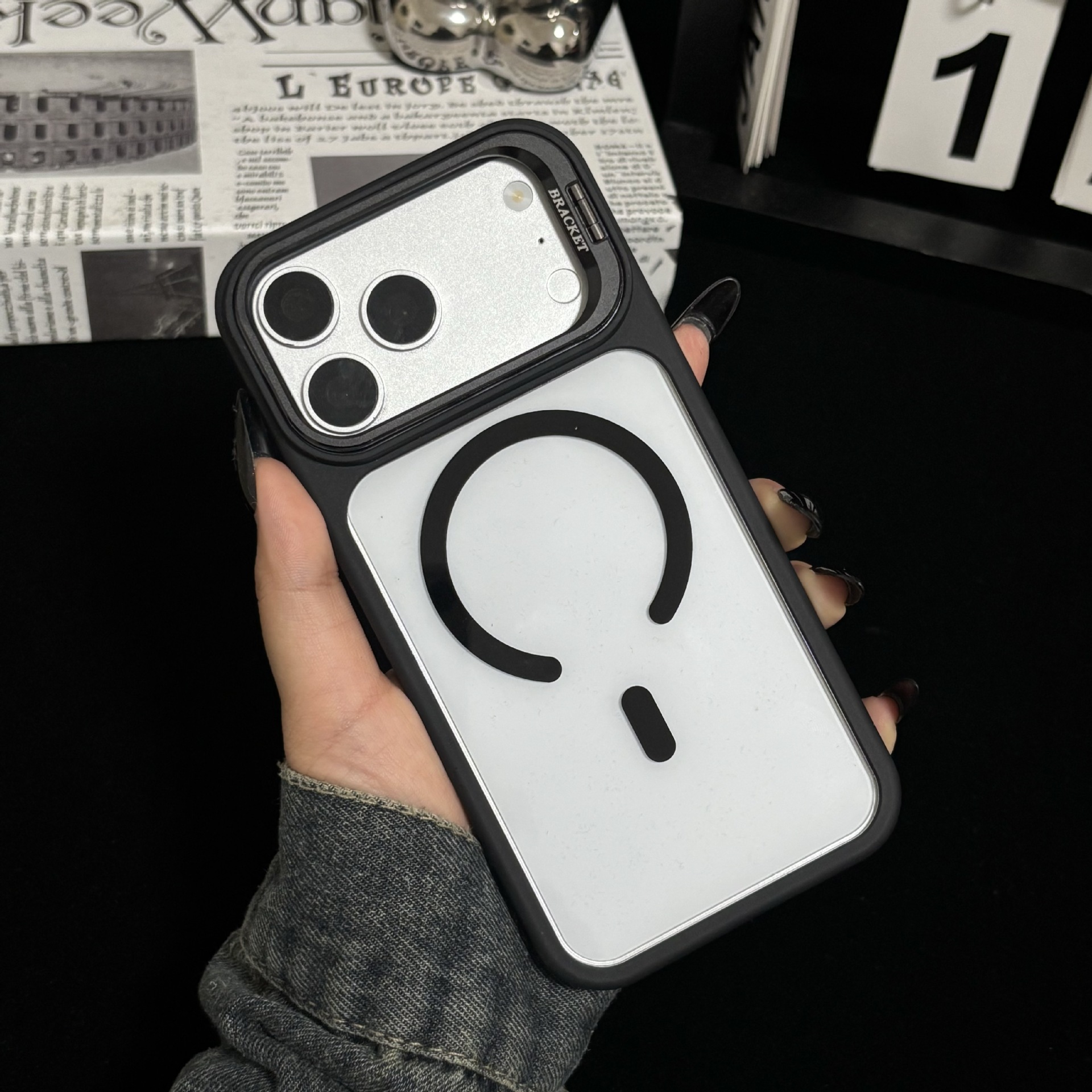 Funda Magnética con Soporte de Lente para iPhone 16/17 Pro Max de Acrílico Transparente Anticaídas