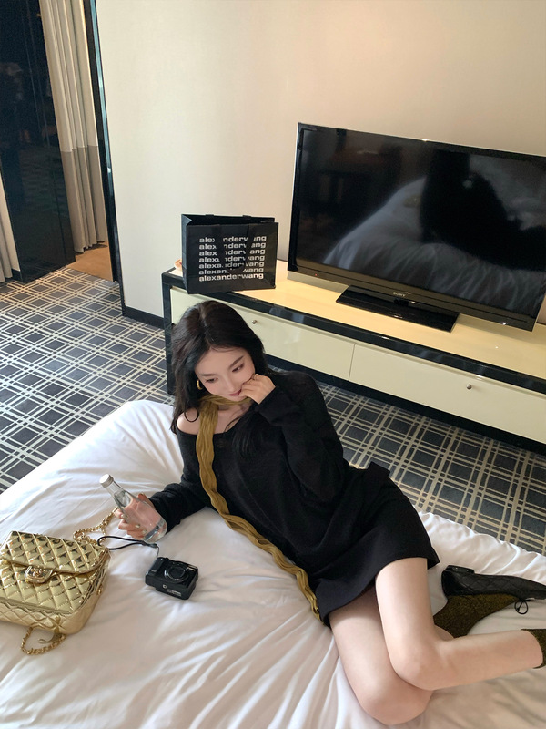 区区欧阳 V领羊毛针织衫女秋季慵懒风宽松复古打底衫宽松长袖上衣|undefined