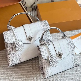 �羳Ů��б��������ϲ�R�����{�~�y