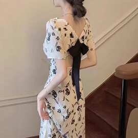 方领茶歇法式连衣裙女2026年夏季新款不规则开叉遮肉显瘦碎花裙子