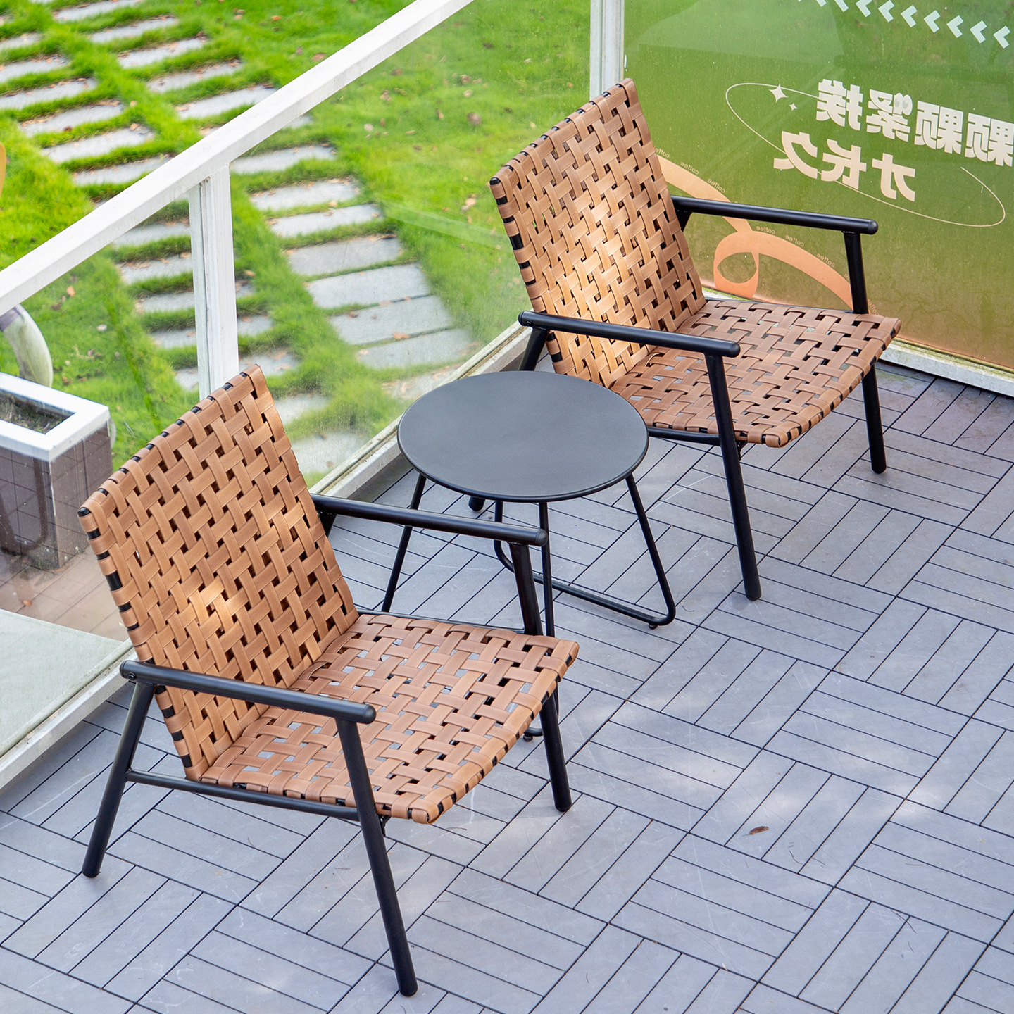Mesas, sillas al aire libre, patio, sillas de ratán, tres juegos de mesas de té en el balcón, sillas de mesa de té, alojamiento residencial, sillas de apoyo de ratán, mesas de café de piel de silla de montar
