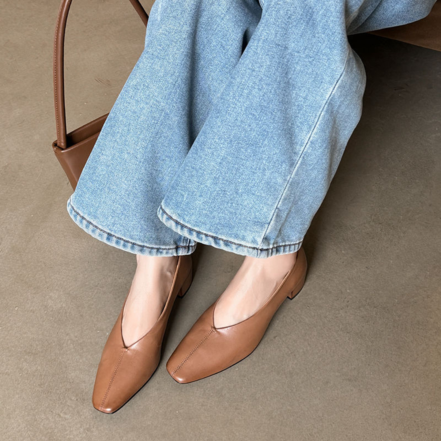 Giày nữ da bò gót vuông cổ V mũi nhọn, phong cách bà nội (granny shoes) đế thấp, đi làm hằng ngày — màu nâu