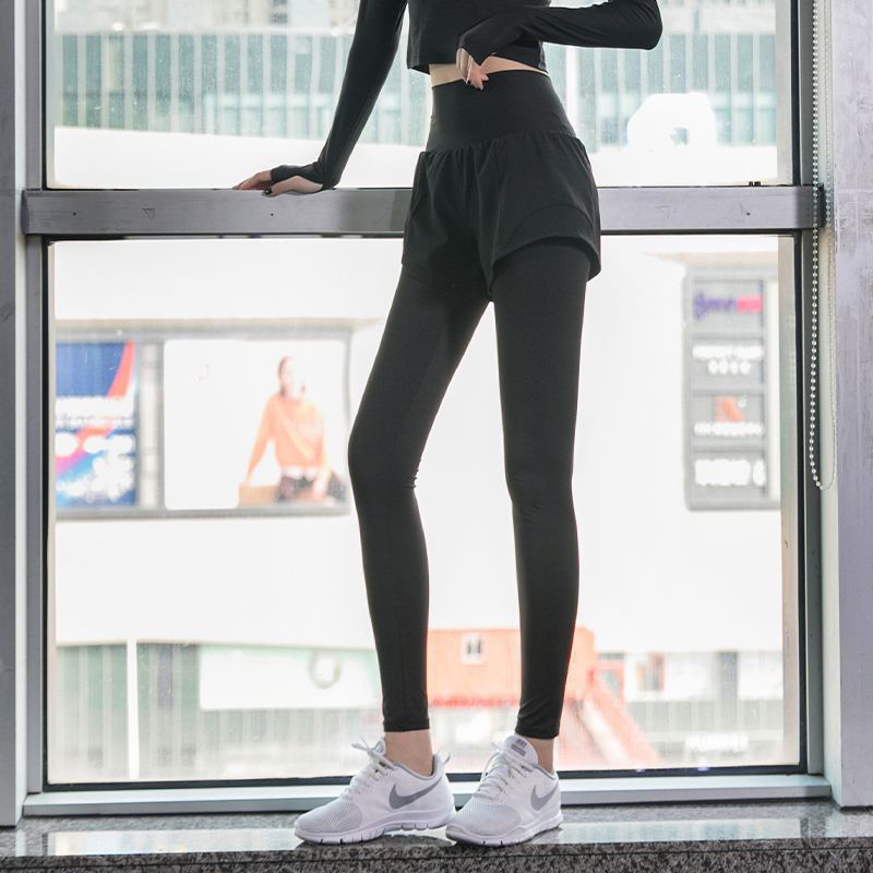 Trajes deportivos de yoga para mujeres verano nuevo 2025 nuevo abrigo con cojín de pecho secado rápido falso dos pantalones comercio exterior