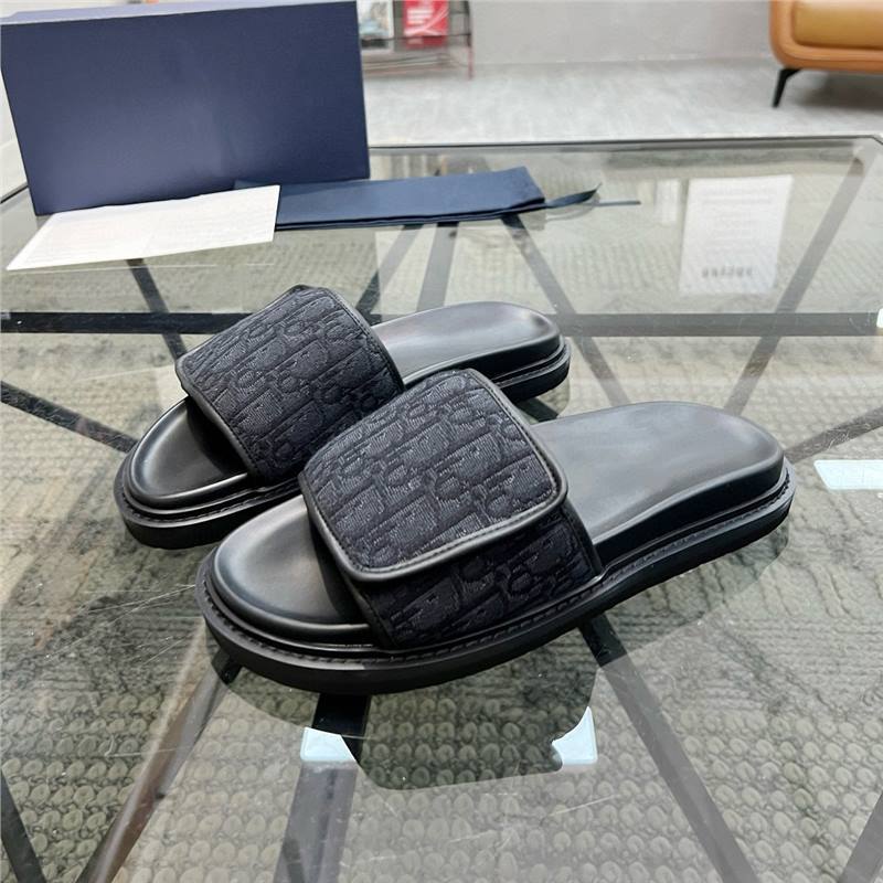 Estación europea 2025 pantuflas de verano para hombres marca de moda sandalias y pantuflas de moda para hombres sandalias de gama alta para hombres