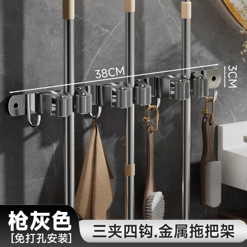 ステンレス製のモップを厚くして穴を開けない多機能モップをフックしてトイレのモップを収納します。|undefined