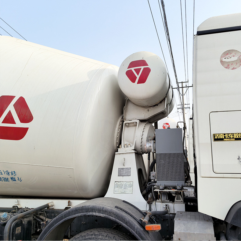 Selling Sinotruk Howo 14-cubic-meter commercial concrete mixer truck, concrete mixing tank truck, cement mixer truck, available in stock