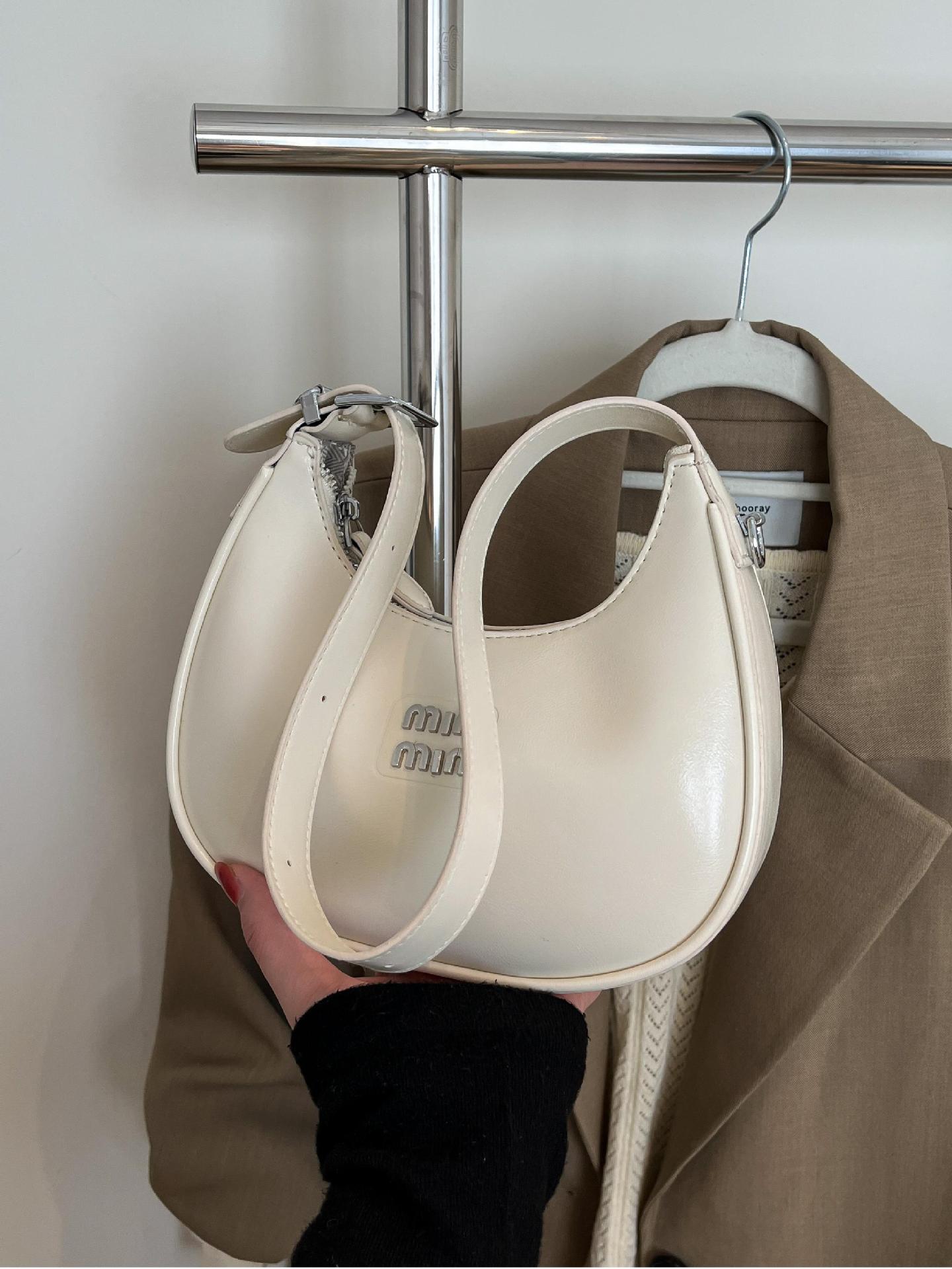 Bolso de axila de fuego súper transfronterizo para mujer 2025 nueva versión coreana de la bolsa de media luna de diseño de nicho bolsa de bola de masa cruzada de sentido avanzado