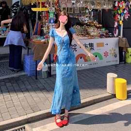 蓝色气质度假风碎花连衣裙女2026年夏季新款掐腰显瘦氛围感长裙子