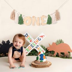 木の誕生日の高い椅子の恐竜は旗の木製の男の子のONE誕生日の装飾のフリンジの誕生日の装飾の横断幕を引っ張ります。