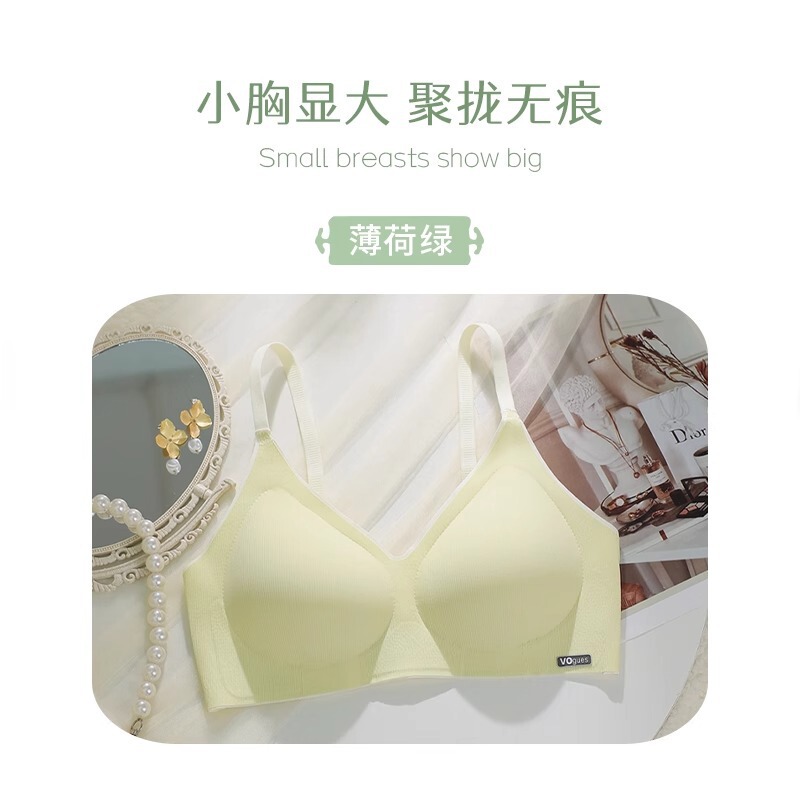 無痕下着の女性の胸が集まっています。|undefined