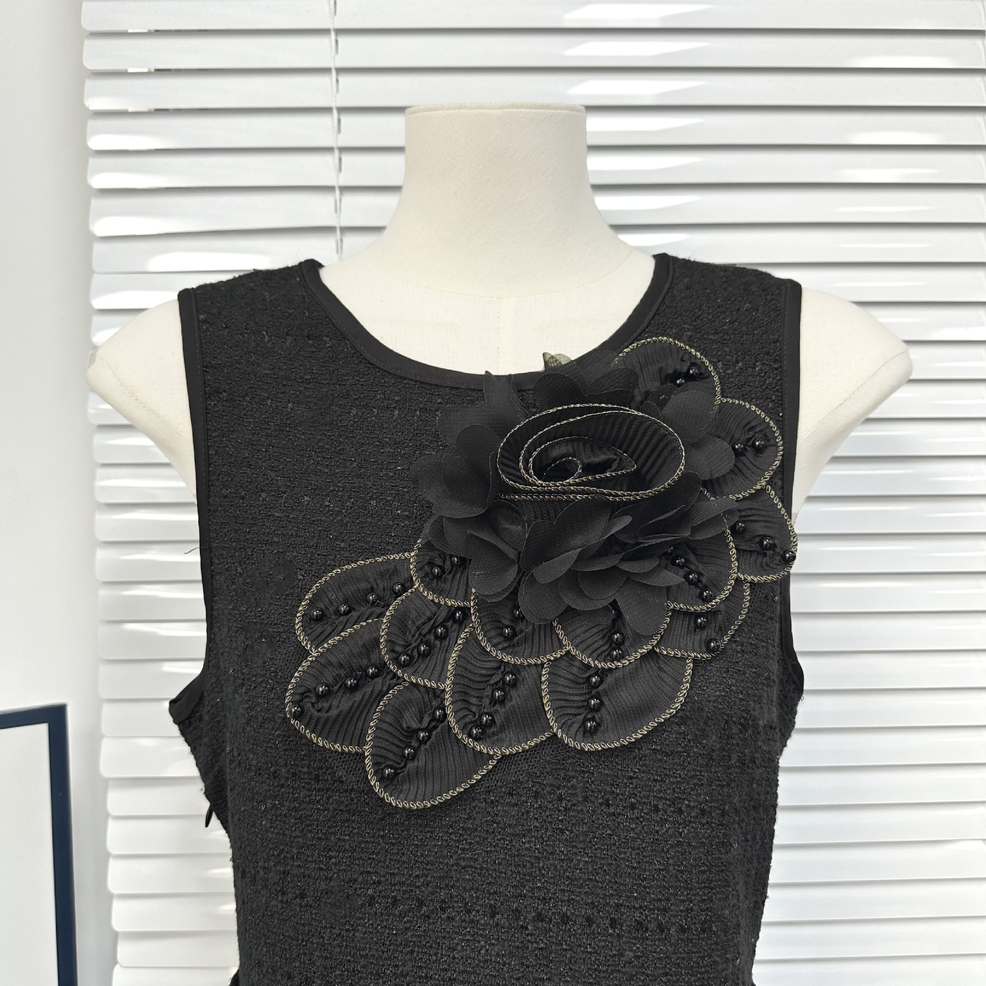 Moda europea y americana hecha a mano plegable tela de flores multi-capas perlas de clavos suéter vestido accesorios decorativos flores tridimensionales