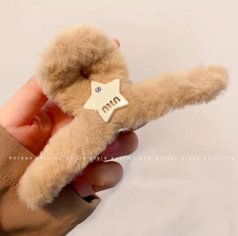冬のぬいぐるみクリップの後頭部の大きい髪の毛がふわふわしています。|undefined