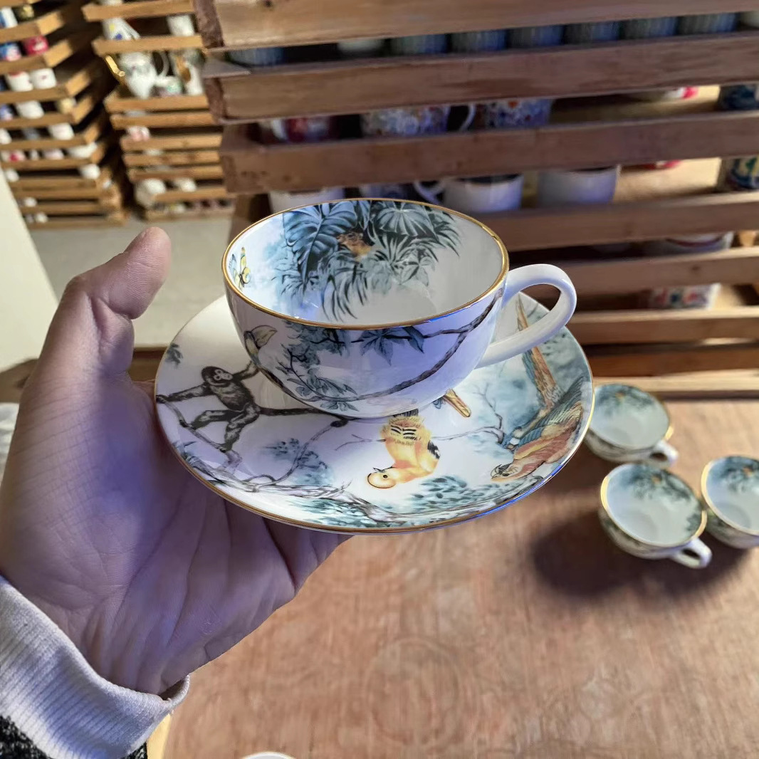 Lujo ligero de estilo europeo, porcelana de hueso de la selva ecuatorial, taza de café, platillo, taza de té de la tarde, juego de caja de regalo, regalo de boda de cumpleaños