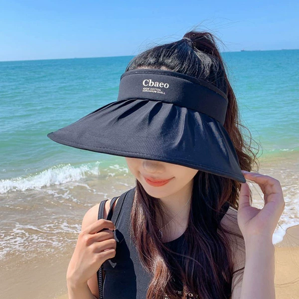 Black-pleated empty top hat