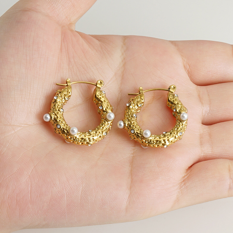 Transfronterizo europeo y americano de moda 18k oro de acero inoxidable en forma de U pendientes de perlas pendientes de acero de titanio pendientes de la fábrica de las mujeres al por mayor