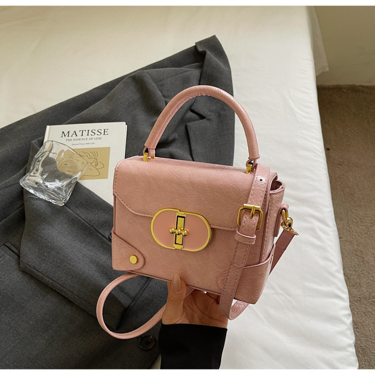 This year, the trendy square box bag for women in 2025 is a new, fashionable, versatile and high-quality single-shoulder crossbody bag undefined
