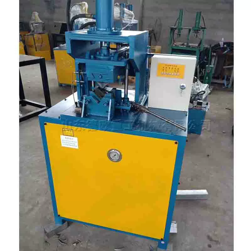 Высокоскоростной гидравлический вырубной станок для оцинкованных стальных труб Оборудование для гидравлического вырубного станка для алюминиевого профиля Машина для формирования углов 90 градусов квадратной трубы