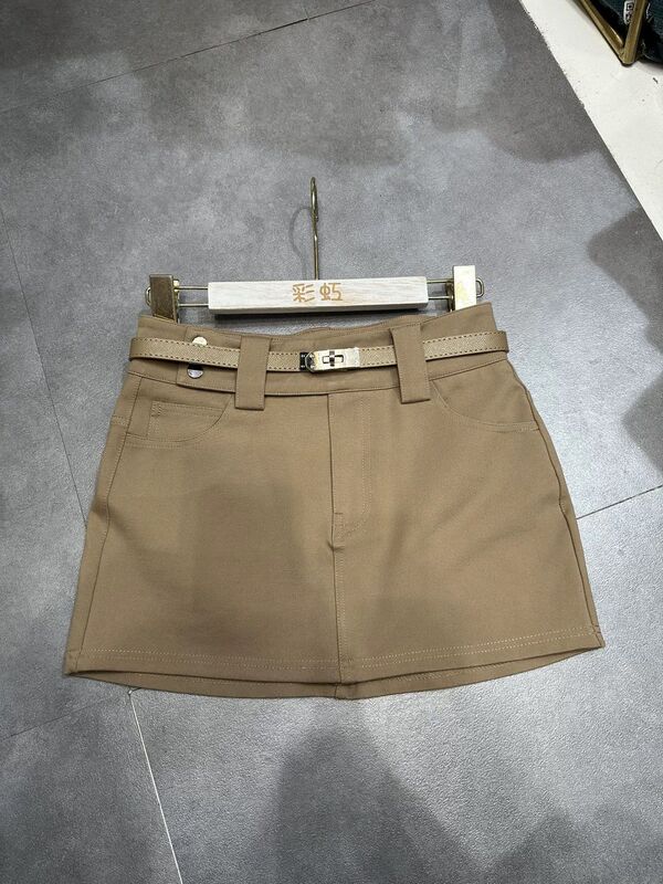 Hot Girl Wears High-Waisted A-Line Suit Skirt with Belt, American Retro Slimming Look and Versatile Hip-Hugging Short Culottes
