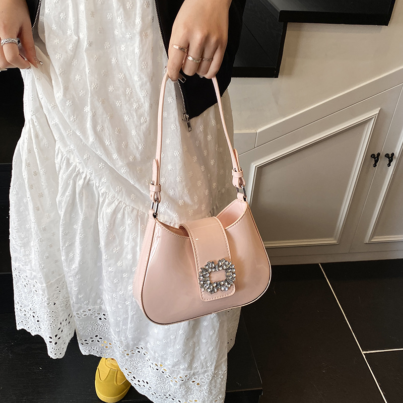 Bolso de la axila de charol Bolso de cubo rojo de aire extranjero de red para mujer 2025 nuevo diseño de nicho bolso cuadrado pequeño de un solo hombro de sentido avanzado