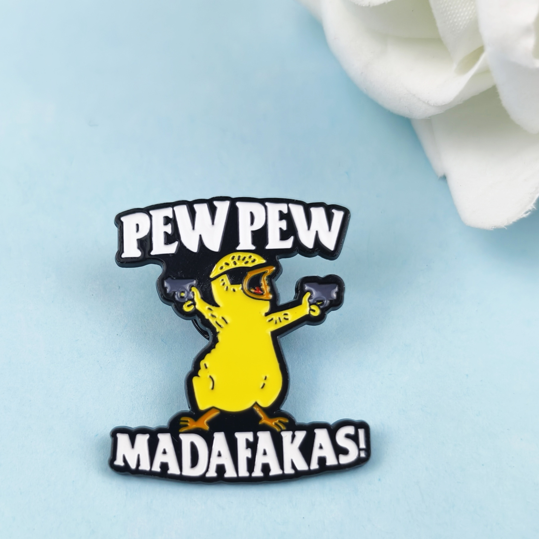 Dibujos animados transfronterizos doble pistola pequeña insignia de pato amarillo creativo atractivo divertido joyería de aleación ropa mochila accesorios broche