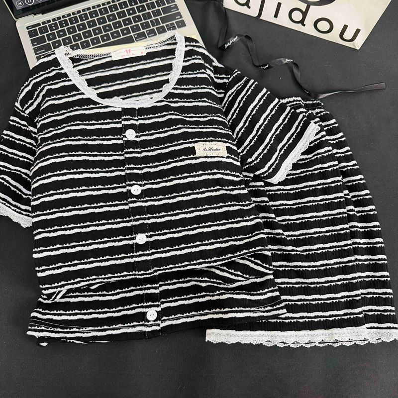 Pijama con cojín de pecho de mujer primavera y verano delgado pantalones cortos de mangas cortas bordes de encaje dulce sensación de ropa de casa Xia Ke