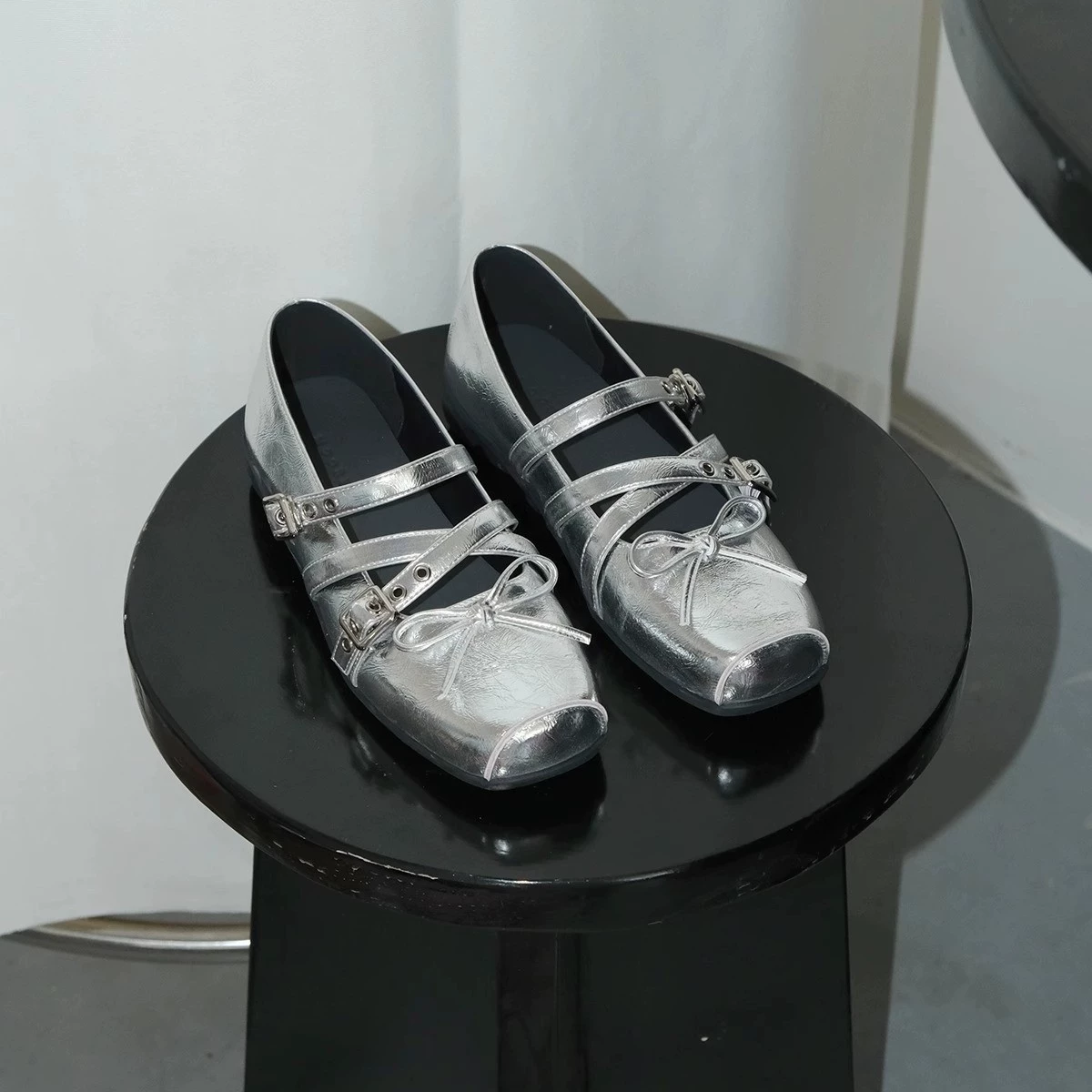 В наличии~Серебристые туфли-балетки с бантом для женщин, новая модель с низким вырезом, из натуральной кожи, с мягкой подошвой, французские ретро-туфли Мэри Джейн.