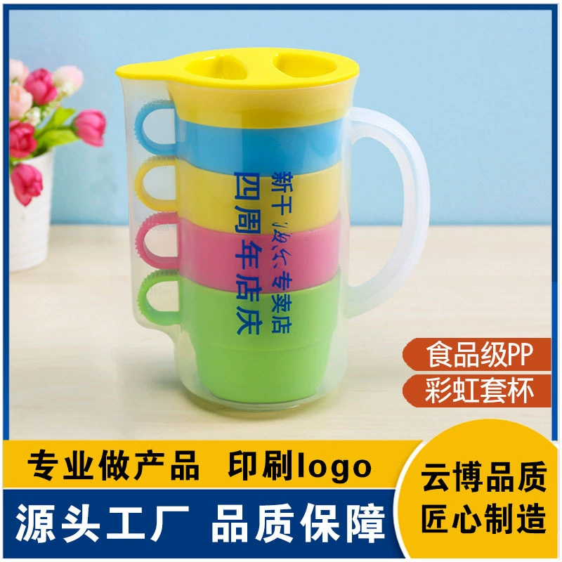 Горшок холодного чайника с четырьмя чашками бытового пластика