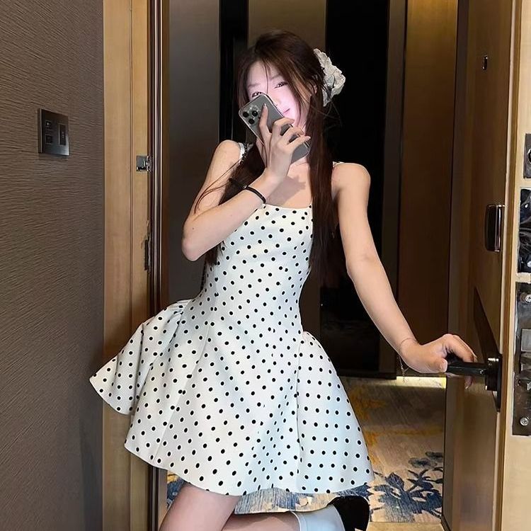 더블 트랙 Yu Shuxin Jiang Mu 동일 스타일 디자인 센스 작은 흰색 폴로 도트 원피스 여성을위한 하이 엔드 센스 푹신한 스커트