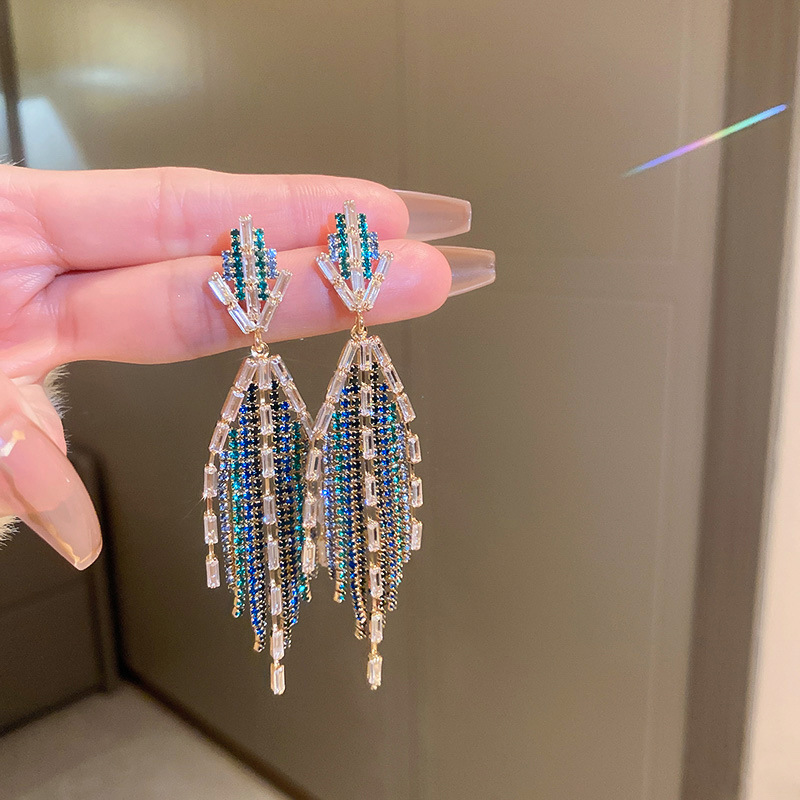 Pendientes de borla largos geométricos incrustados con diamantes de aguja de plata Pendientes de diseño de nicho exagerado europeo y americano Pendientes personalizados para mujeres Al por mayor