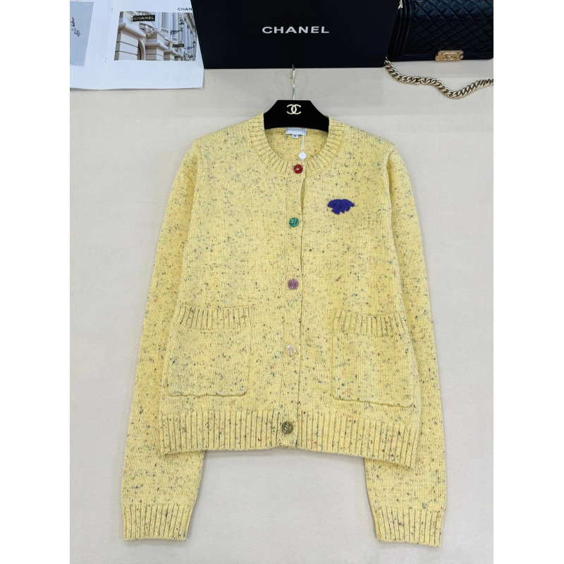 *25 New Round Neck Knitted Cardigan with Long Sleeves and Soft Yellow Tones Integrated into Variegated Yarns Brings a Hazy Atmosphere